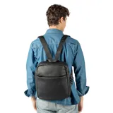 Mochila negra de cuero con cierre superior y bolsillo frontal.