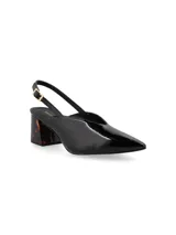 Zapato de cuero negro charol con punta fina, slingback con hebilla dorada y taco geométrico con estampado carey.