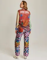 Camisa de manga larga con puños y bolsillo en el pecho. Presenta un mix de estampas y un motivo gráfico frontal.