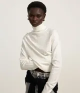 Blusa de punto color blanco, con cuello alto, manga larga y diseño liso.