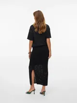 Falda larga negra de tejido calado con cintura elástica.