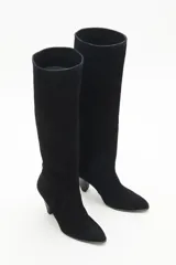 Bota de caña alta de gamuza color negro, con taco cónico.