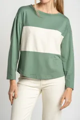 Sweater de mangas largas color verde con una franja horizontal color crema en el pecho.