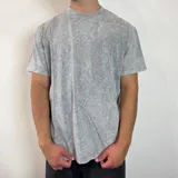 Remera gris con efecto lavado y corte regular.