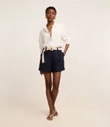 Short de cintura alta color azul marino, con cinturón de rafia y bolsillos laterales.