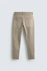 Pantalón de jean azul oscuro, corte skinny, largo cropped y efecto lavado.