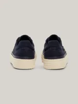 Zapatillas Tommy Hilfiger de lino orgánico color azul marino, con suela de goma color crema y logo TH bordado en dorado.