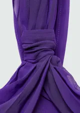 Vestido corto de fiesta color violeta con escote asimétrico, un tirante ancho y diseño drapeado.