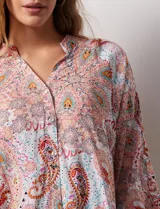 Camisa de gasa estampada con arabescos, marca Grand & Greene. Cuello a la base, escote en V y abertura central con botones. Largo de manga regulable con presilla y botón.