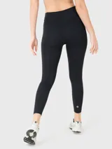 Calza deportiva negra con corte a la altura del tobillo, cintura alta con diseño en V y bolsillos laterales.