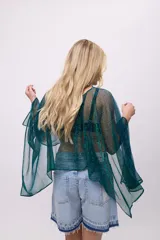 Poncho de gasa color celeste, de talle único.