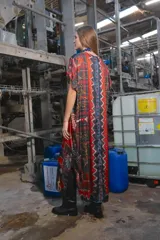 Túnica larga estampada con escote en V y tajos laterales.