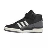 Zapatillas Adidas Forum Mid de caña media, color negro con detalles en gris y las tres tiras laterales en blanco. Presentan ajuste con cordones y tira de velcro en el tobillo.