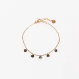 Pulsera dorada de cadena fina con dijes de flores.