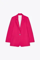 Blazer fucsia de cuello solapa y manga larga con hombreras. Detalle de tejido efecto arrugado. Bolsillos delanteros de vivo. Cierre frontal con un botón.