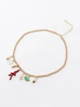 Collar dorado con cadena de eslabones y dijes colgantes con motivos marinos: conchas, estrellas de mar, abanicos y una rama de coral roja.