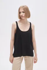 Musculosa negra de bretel ancho y corte holgado.