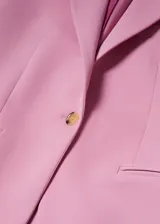 Blazer negro entallado con solapas de muesca, hombros estructurados, abertura posterior y dos bolsillos de ribete delanteros.