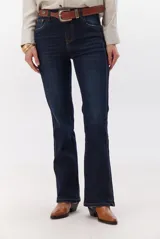 Jean de corte semi oxford con tiro medio, confeccionado en denim de lavado claro. Presenta costuras verticales decorativas en el frente y un detalle de costura en la botamanga que amplía la silueta.