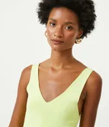 Musculosa color beige confeccionada en viscosa sostenible, con escote en pico y sin estampado.