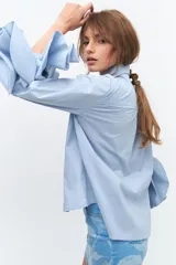 Minifalda de jean celeste con estampado de flores blancas, de corte recto y tiro alto.