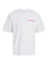 Camiseta blanca de manga corta y cuello redondo con estampado rojo en el pecho que dice 'PEANUTBUTTERJELLY'.