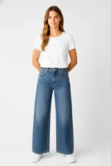 Pantalón de jean azul de corte ancho y tiro alto, con bolsillos delanteros y traseros.