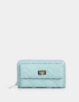 Billetera celeste de cuerina puffy con diseño acolchado. Tiene formato de fichero con cierre superior y bolsillo frontal con broche. Cuenta con monedero interno con cierre.