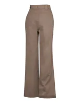 Pantalón de pierna recta y tiro alto color beige, con bolsillos estilo carpintero y cinturón con hebilla metálica.