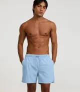 Bermuda masculina de microfibra color celeste claro, con cintura elástica ajustable mediante cordón y bolsillos laterales.