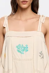 Vestido largo con estampado geométrico en tonos blanco, negro, rojo y marrón. Tiene tirantes finos y corte holgado.