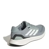 Championes de running Adidas Runfalcon 5, color gris claro con tres franjas laterales plateadas y mediasuela blanca con tecnología Cloudfoam.