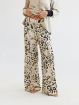 Pantalón de animal print con ajuste relajado, confeccionado en tela fluida para mayor comodidad y movimiento.