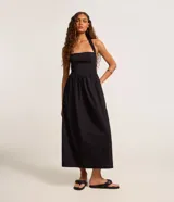 Vestido midi negro de tricolina con escote recto, sin estampa, fruncido en la cintura y lazo en el cuello.
