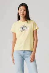 Remera amarilla de algodón con cuello redondo y estampado floral con mariposa y el logo de Levi's.