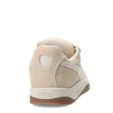 Championes Puma Park Luna SD de gamuza negra con detalles en blanco y suela de goma color caramelo.