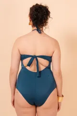 Malla enteriza strapless color azul petróleo, con breteles finos al cuello y frunce en el escote.