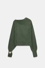 Sweater de punto color verde militar, con cuello asimétrico y manga larga con brazalete metálico en el puño.