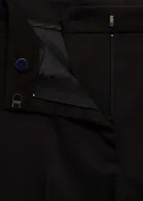 Pantalón de vestir color beige de corte recto con bolsillos laterales y traseros.