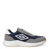 Championes urbanos Umbro Volcan, con capellada azul marino combinada con detalles en gris y blanco.