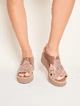 Sandalias de cuero color marrón con plataforma y taco bajo.