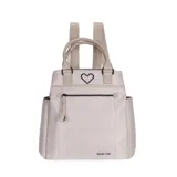 Mochila color beige con doble asa de mano y tiras ajustables para la espalda. Tiene un bolsillo frontal con cierre y un bolsillo lateral abierto.
