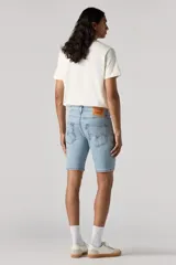 Bermuda de jean celeste de corte recto.