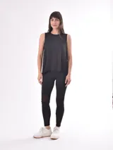 Musculosa negra de corte holgado y sisas amplias.