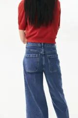 Jeans de pierna ancha en denim de algodón con leve stretch, tiro alto, corte holgado de muslo a bajo, largo cropped y bolsillos de parche atrás.