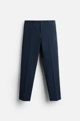 Pantalón de vestir azul marino, de corte slim fit, con bolsillos laterales y traseros. Se ajusta a la cintura con cierre de cremallera y botón.