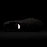 Zapatillas Nike Air Max DN color rosa pálido con detalles en marrón y negro.