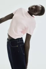 Remera rosa de punto fino con cuello redondo y mangas cortas.