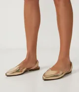 Zapatilla mule color blanco con puntera fina y tira elástica en el tobillo.