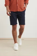 Bermuda de gabardina color marrón con bolsillos laterales y traseros.